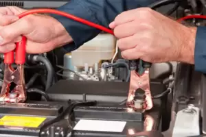 Electrocutado: otro operario result con lesiones al manipular una bateria