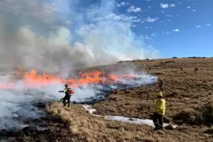 Casi 300 bomberos combaten el fuego en el Cerro Champaqu