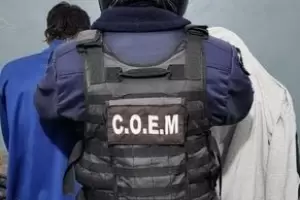 Detienen a dos sujetos y recuperan una moto sustrada