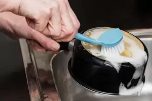 Cmo sacar el lado quemado de las ollas con este simple truco de limpieza