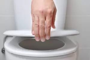 Por qu recomiendan tirar sal en el inodoro todas las noches