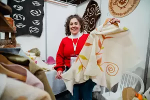 Moda sustentable en el Poncho: prendas de fibras naturales y estampados bot�nicos