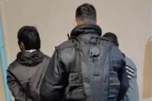 Provocaron dao en un vehculo y fueron detenidos