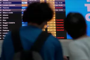 Caos en aeropuertos, trenes, hospitales y bancos por una falla informtica