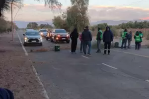 Por un reclamo, municipales de Fiambal cortan la Ruta 60