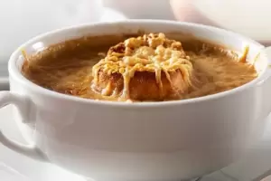 Cmo hacer la tradicional sopa de cebolla francesa ideal para combatir el fro