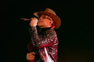 El Patio de las Provincias, colmado, ovacion a Jean Carlos