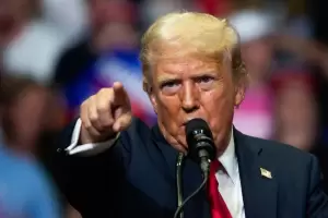 Trump nomina a padre de su yerno como embajador en Francia