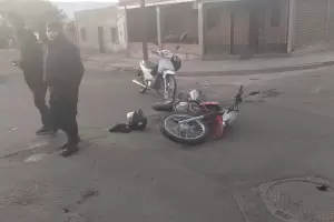 Roce y cada: motociclistas resultaron con lesiones leves