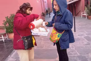 La Catedral ofreci caf caliente, golosinas y recuerdos a los turistas