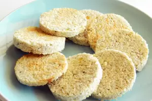 Descubre esta receta para hacer unas galletas de coco y banana, sin gluten y con solo 3 ingredientes