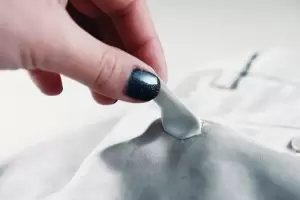 El truco infalible para sacar el chicle de la ropa