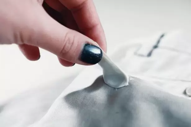 Ni papel ni agua caliente: el truco casero para sacar chicle de la ropa