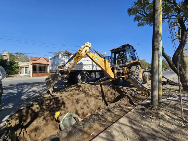 Aguas de Catamarca informa que trabaja en la reparaci�n de ca�er�a