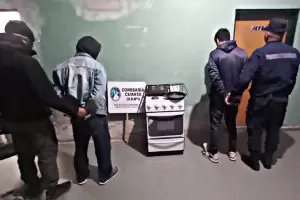 Robaron una cocina, quisieron huir pero los detuvieron