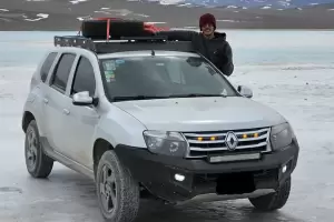 Reprochable: Turista se subi con su camioneta a una laguna congelada de los Seismiles