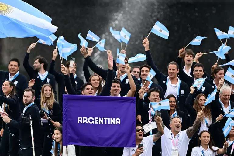 La delegacin argentina desfil en la ceremonia inaugural de los Juegos Olmpicos de Pars 2024. (Foto: EFE)