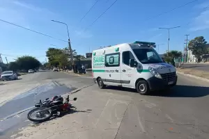 Una motociclista result herida tras derrapar en avenida Choya