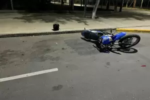 Un motociclista result lesionado tras chocar con un cordn cuneta