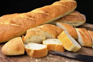Cmo hacer un pan baguette extra crujiente: receta fcil para disfrutar en casa y muy rendidor