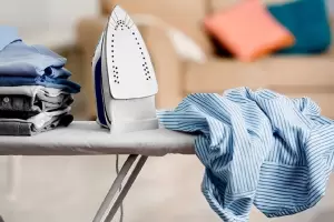 Ni lavandina ni detergente: esta es la mejor forma de limpiar una plancha en segundos