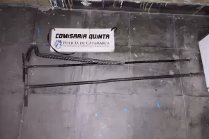 Intent� deshacerse de unos hierros, lo atraparon y fue detenido