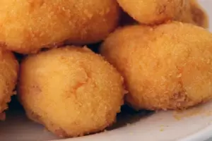 Te sobr polenta?, Prepar estas bombas rellenas de jamn y queso