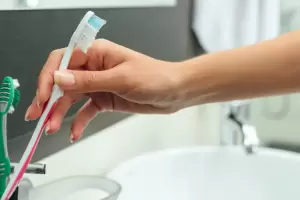 Estos son los potentes trucos caseros para desinfectar los cepillos de dientes