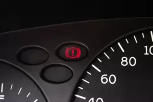 �Qu� significa que se encienda el signo de exclamaci�n dentro de un c�rculo rojo en el tablero del auto?