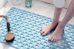 Cmo limpiar la alfombra de goma del bao y eliminar las manchas negras en pocos minutos