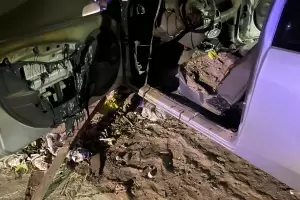 Les robaron el auto de su casa y lo encontr desmantelado e incendiado