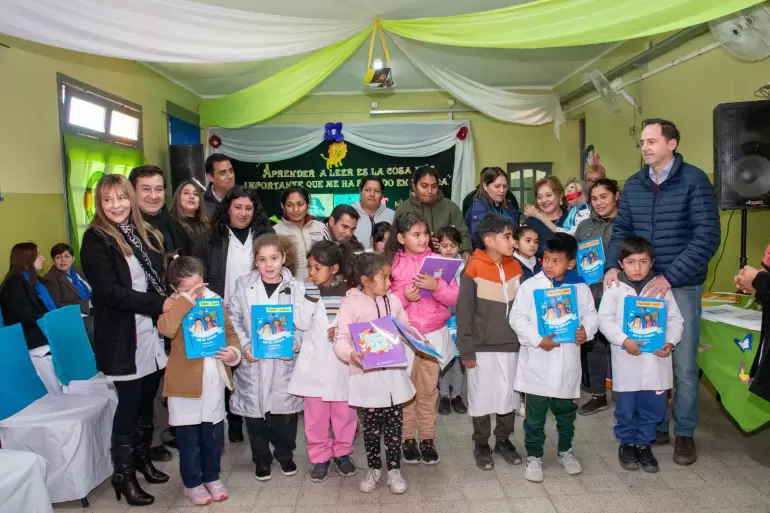 educacion entrego libros a alumnos de 1 y 2 grado de valle1 viejo1