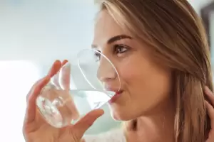 Cunta agua debs tomar al da y qu pasa si no lo haces, segn los especialistas