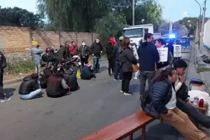 A 70 das de la toma, los despedidos de Textilcom vuelven a la calle