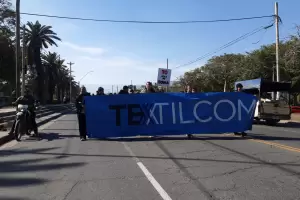 Los exempleados de la fbrica Textilcom volvieron a marchar en la Capital