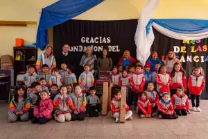 La fundacin BNA don equipo de sonido a una escuela de F.M.E