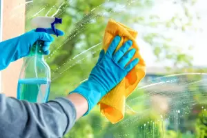 Ni jabn ni bicarbonato: el secreto infalible para limpiar tus vidrios y dejarlos relucientes