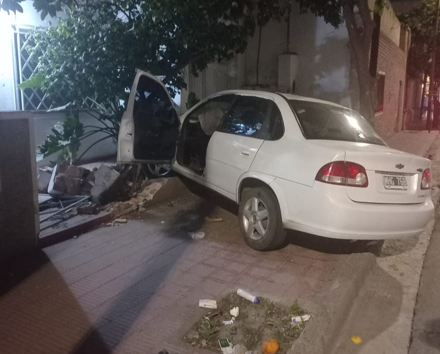 Conducía alcoholizado, perdió el control de su auto y casi termina ...