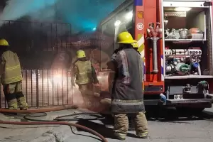 Incendi en una vivienda de Las Mil: una persona tuvo que ser asistida