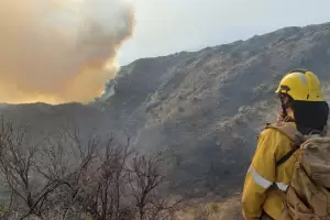 Incendio en Minas Capillitas: con el viento en contra crece la preocupacin de los vecinos