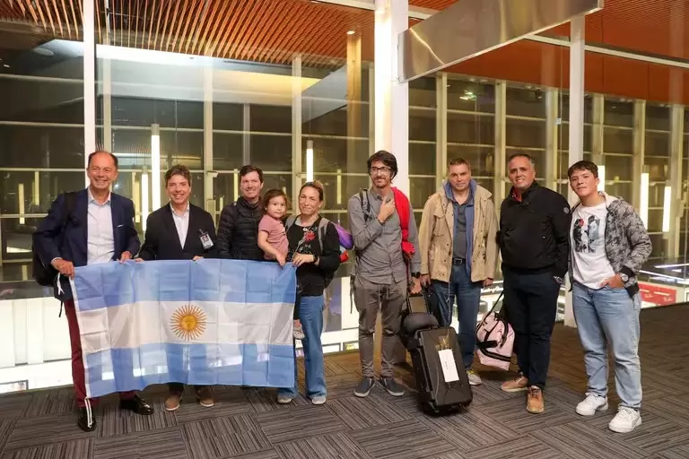 La delegacin de diplomticos que llegaron a Ezeiza