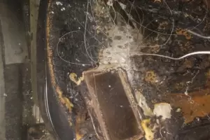 Explot la batera de un celular y un auto se incendi