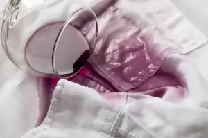 Cul es el truco para quitar las manchas de vino tinto de la ropa de manera rpida y eficiente?