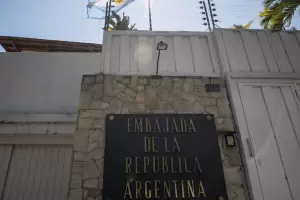 A pesar de la tensin con Venezuela, izaron la bandera argentina en la embajada en Caracas