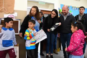 Educacin entreg libros en Ancasti y acompa el programa "Ver para ser libres"