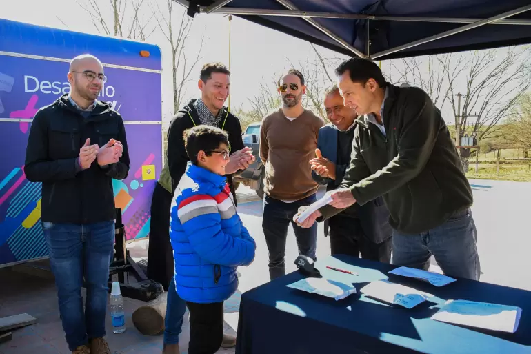 educacion entrego libros en ancasti y acompano el programa ver para ser libres