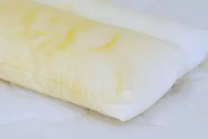 Este es el secreto mejor guardado de los hoteles para eliminar las manchas amarillas de las almohadas