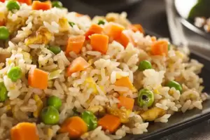 Cmo hacer arroz tres delicias: la mejor opcin para cocinar cuando tens poco tiempo
