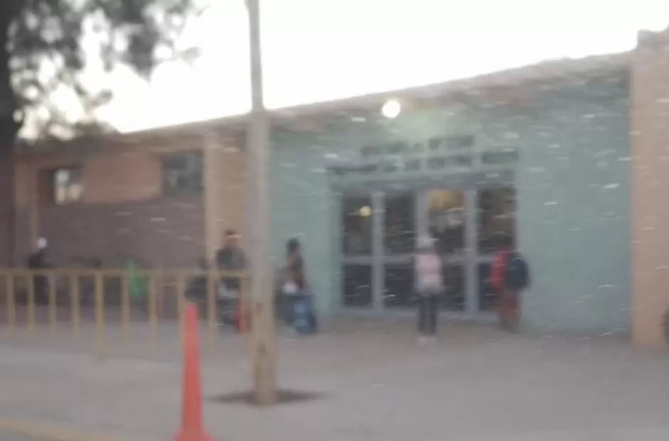 Los chicos aguardando a ser autorizados a ingresar