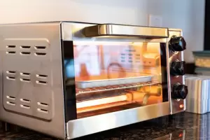 Truco casero para limpiar el vidrio del horno para que quede impecable